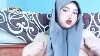 Masturbation of a Horny Jilbab Girl Causes Fluid to Come Out of Her Vagina Until It Is Wet