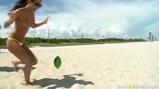 A Day Of Fun At The Beach With Asa Akira, Kerry Louise, Carlo Carerra, Enzo Lorenzo - Brazzers