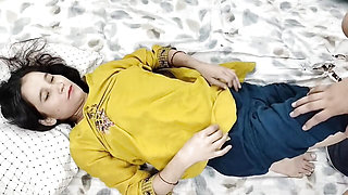 Soyi hui step sister ko akele dekh kar jabar dasti pela