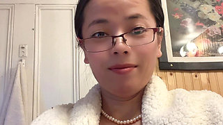 Finger in Pussy Then She Go to Drain Water