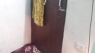 Teen age school girl ko uniform utaar kar pel diya