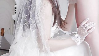 Before the bride got married, she was tricked into the room by her best man. Take off your wedding dress and insert your pussy for sex