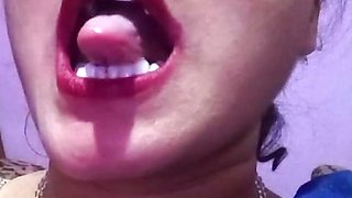 Indian bhabhi give sexy lips kisses to all her fans