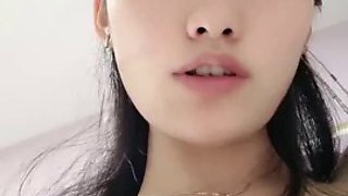 Stunning beauty! Jiao Didi is so sexy! The hairy cunt is rubbing like crazy, her expression is very lustful, daddy, fuck me quickly, fingering and fucking me live