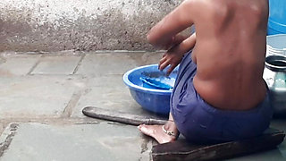 Elder sister-in-law opened the skirt and took a bath in the open bathroom completely naked.