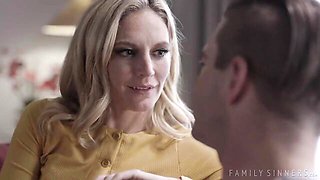 Skinny blonde hottie Mona Wales likes hardcore morning fuck