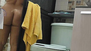 Looking at my Egyptian stepmom while she bathes, real sex