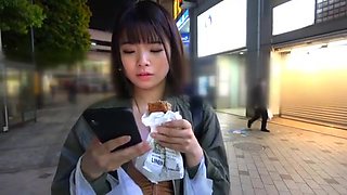 小動物系美少女が純白パンティ濡らしフェラ、手マンででさらに濡れる