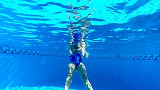 Mit Neuem Badeanzug Im Pool