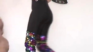 Amirah Adara Kicks the Slave's Balls Mit Super Color Boots
