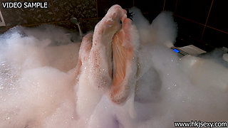 Hotkinkyjo Have a Fun with Her Feets & Pussy in the Bath
