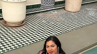 BBW Twerking in Pool Splashing Water with Huge Ass. Wet Fat Booty Clapping Outdoor
