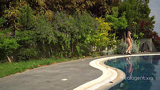 Sasha Rose and Henessy are fingering and licking holes in the open air