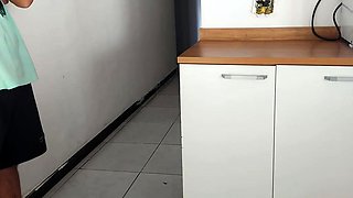 Esposa traiu com amigo do marido durante o banho e quase