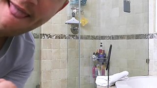 A pretty blonde let her stepbrother’s huge cock enter her pussy and discovered what happiness was
