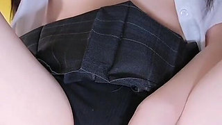 Spreading Thighs to Masturbate, Climax Until Trembling