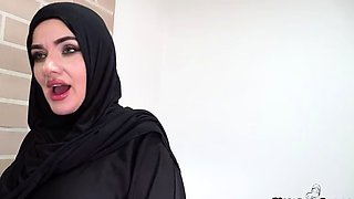 Big Ass Hijabi MILF Loves Big Black Cock