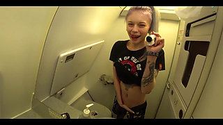 Hot Bitch Got Horny on the Plane and Masturbates in the Toilet. Karneli Bandi