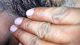 Desi ladki ki chut me ungli daal diya aur paninikala