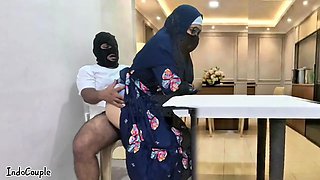 Guru sekolah hijab muslim pergi untuk kencan dengan bintang