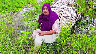 Chubby Desi Outdoor Village Aunty Homemade Chudai Video