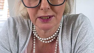 Mature blonde granny loves to masturbate her puss