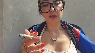 A new relaxing break with smoking and the beautiful Lavinia