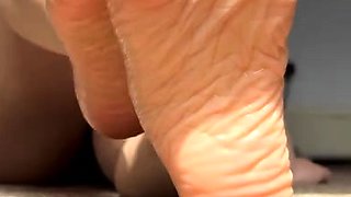 Amateur Foot Fetish Girlfriend Sucks and gives a Footjob