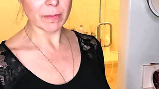 Big boobs milf masturbates with her dildo