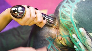 Easy-on-the-eyes Anuskatzz and Miss Flora at pussy licking trailer