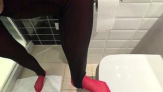 Mrs Mature Feet Getting Ready to Shower 556
