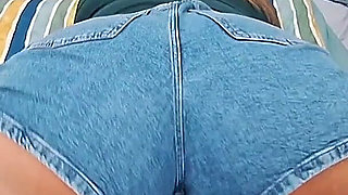 Beautiful Latina with a Big Butt Has Sex in the Car with a Stranger!