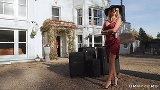 Hotel Banging The Bellhop: Danny D Drills Blonde MILF Amber Jayne