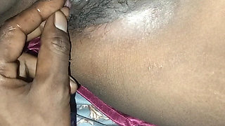 Missriya ki chut me ungli daal ke choda