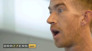 Danny Drills la paisita oficial's Wet Pussy at the fitness right behind his wife's back - brazzers