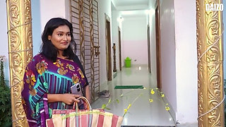 Desi Bhabi Seduces the Auto Driver and Invites Him for Sex in Her Home, When Her Husband Is Out of the City.