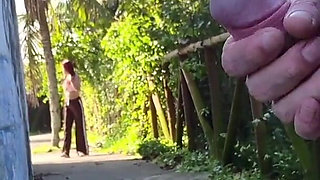 Risky Handjob for a Hot Babe in the Park!