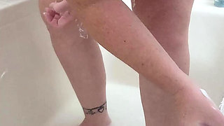 Ashley Ace Shaves Her Legs - No-shave November 2023