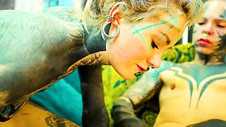 Alt beauty Anuskatzz stuffs Nahluu's pussy