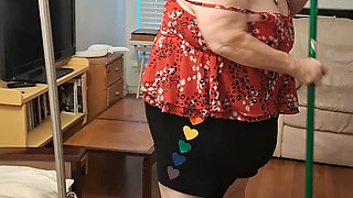 Sweeping Big Beauty Nurse Vicki Decides to Weigh Herself