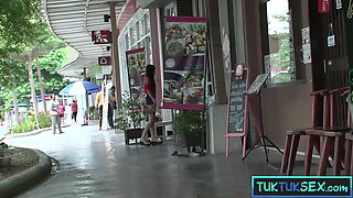 Amateur Thai bombshell picked up in a TukTuk