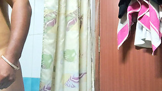 Ek madam ki chaddi dekh Kar bathroom mein jakar hath se harane lag gaya