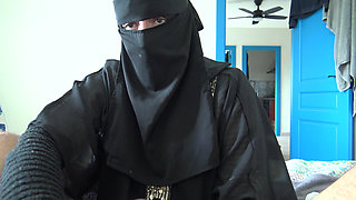 Horny Turkish Stepmom Gives A Handjob To Her 18 Year Old Stepson