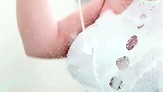 Estrela latina sedutora exibe corpo generoso sob camiseta