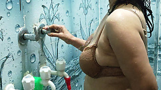 Desi Bhabhi Bathing