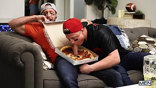 Muscular lad fucks with the pizza delivery guy in hot cam scenes