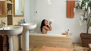 Babes Fivia's sensual solo session in the bath