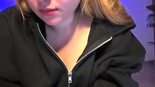 Fingering tight pussy with jucielussie