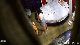 Cute amateur teen babe toying her tight ass in bed on cam