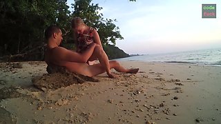 Plan cul sur la plage avec une -Censored- blonde